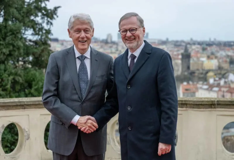 Czech Prime Minister Petr Fiala (R) meets with former US President Bill Clinton. Øíhová Michaela/CTK/dpa