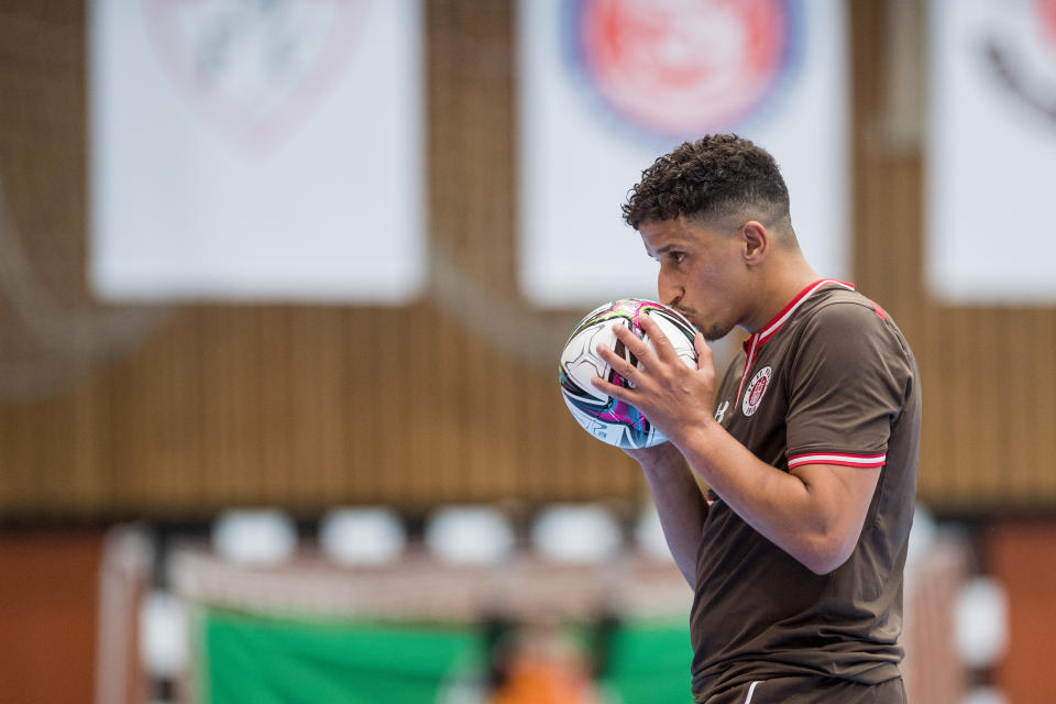 Youssef Ben Sbou del FC Sankt Pauli, besa la pelota como signo de suerte antes de un penalty en el Campeonato Alemán de Fútbol Sala 2021 en Duisburg, Alemania. (Foto: Neil Baynes/Getty Images)