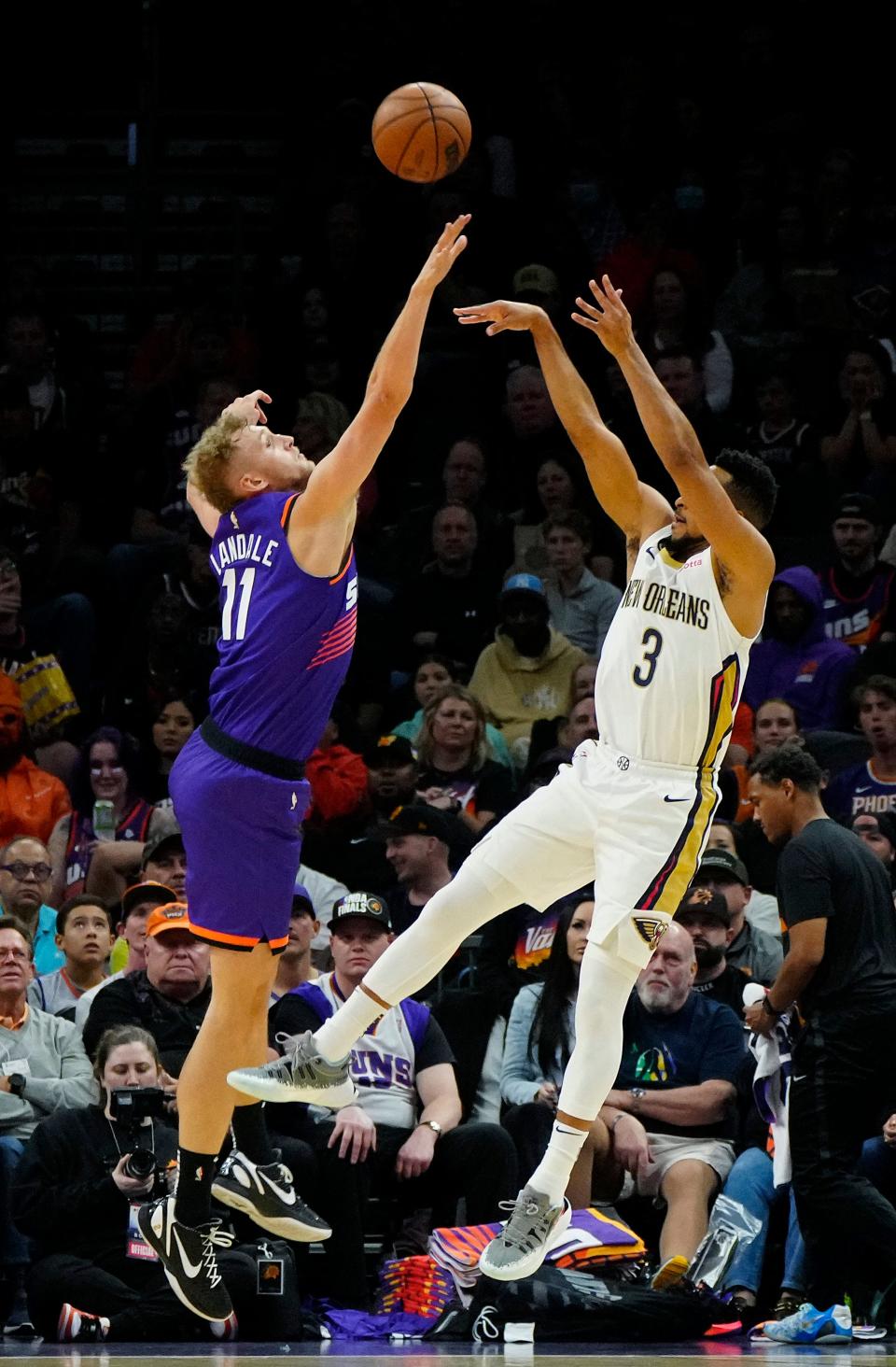 October 28, 2022; Phoenix, Ariz; USA; Suns center Jock Landale (11) contests a shot from Pelicans guard CJ McCollum (3) during a game at the Footprint Center. Mandatory Credit: Patrick Breen-Arizona Republic