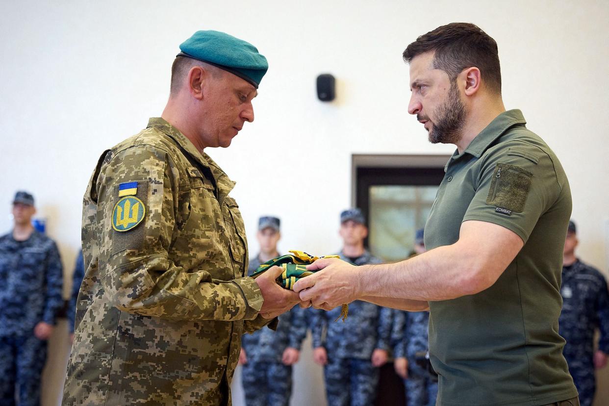 Ukraine's President Volodymyr Zelensky (R) giving an award to a serviceman (Ukrainian Presidential Press Service)