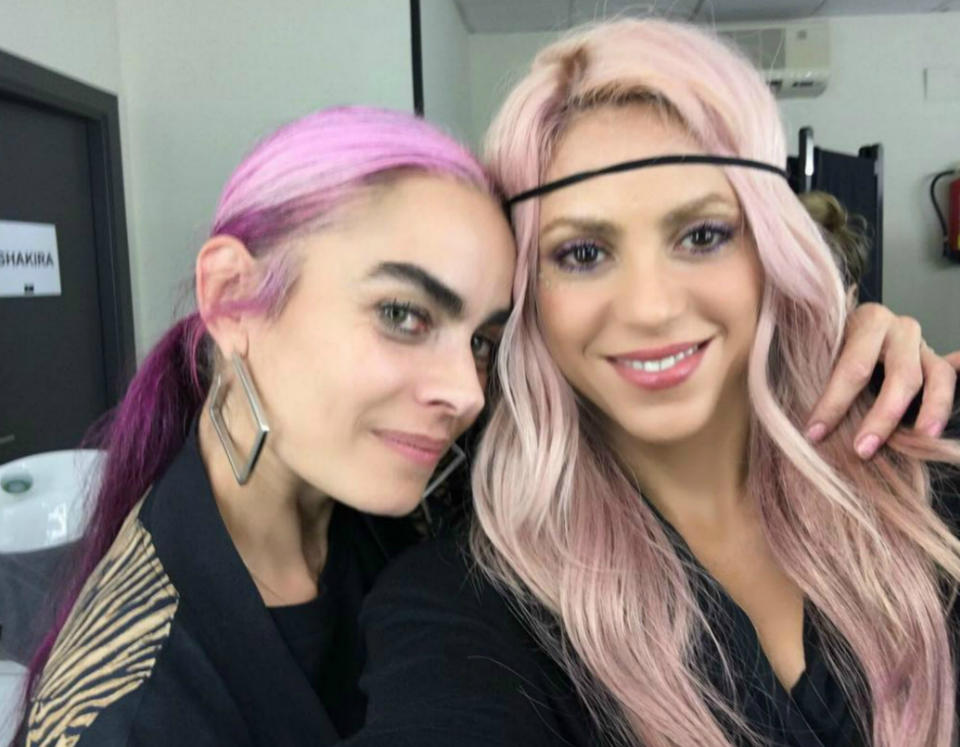 <p>Sí, Shakira también ha probado con el pelo rosa. Presentó su look en Instagram con esta imagen junto a la maquilladora Bea Matallana y lo lució después en el videoclip de ‘Chantaje’ junto a Maluma. (Foto: Instagram / <a rel="nofollow noopener" href="http://www.instagram.com/p/BOKyb9sDlmB/" target="_blank" data-ylk="slk:@shakira;elm:context_link;itc:0;sec:content-canvas" class="link ">@shakira</a>). </p>