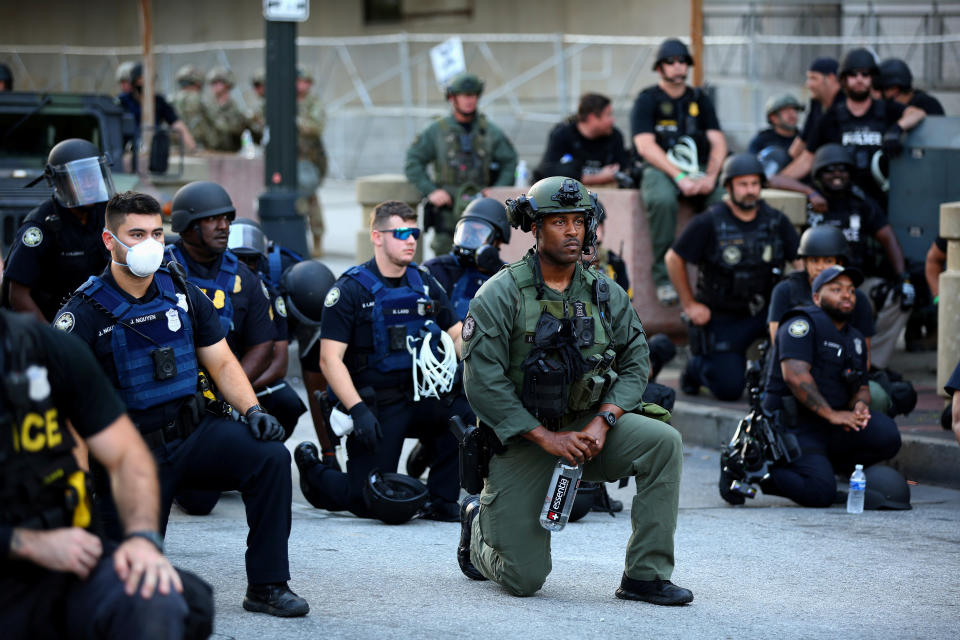 Wie hier in Atlanta, Georgia, knieten häufiger Polizisten in Solidarität mit den Demonstrationen gegen Polizeigewalt. (Bild: REUTERS/Dustin Chambers)