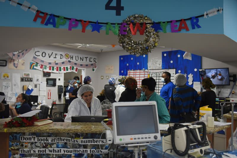 Trabajadores de la salud cuidan a pacientes infectados con COVID-19 en el United Memorial Medical Center en Houston