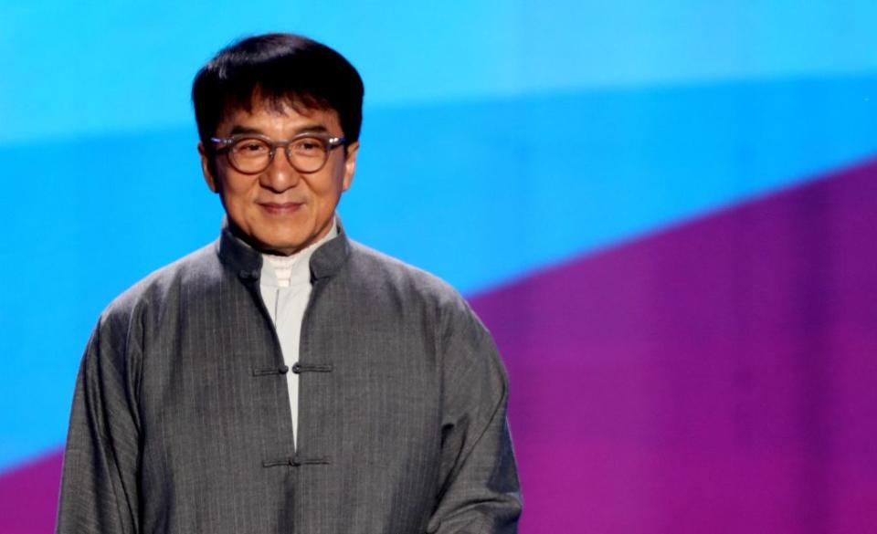 À la 5ème place : À 65 ans, Jackie Chan continue de faire partie du palmarès des acteurs les mieux payés de la planète car il peut ajouter 58 millions de dollars (52,3 millions d’euros) sur son compte en banque. L’acteur-cascadeur-réalisateur-producteur, né à Hong Kong, a rejoint Arnold Schwarzenegger dans The Mystery of the Dragon Seal : Journey to China, un film qui sortira en septembre et uniquement dans les salles chinoises et russes. ©Visual China Group via Getty Images