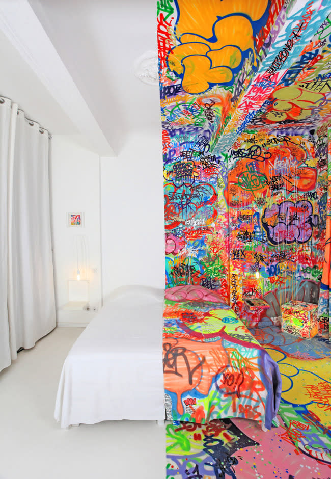 Esta habitación fue llamada ‘El cuarto del pánico’ en Marsella, Francia. Esta es una habitación que sufre intervenciones artísticas constantemente y es un excelente hospedaje en el barrio viejo de Marsella.