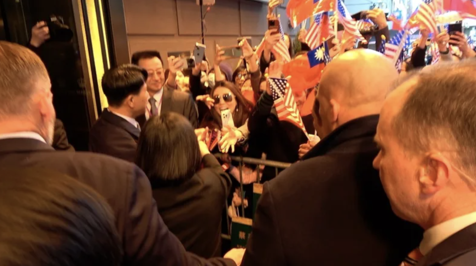 總統蔡英文（背對鏡頭握手者）出訪友邦，29日過境美國紐約，在下榻的樂天紐約皇宮飯店外與僑胞握手。中央社記者尹俊傑紐約攝 112年3月30日