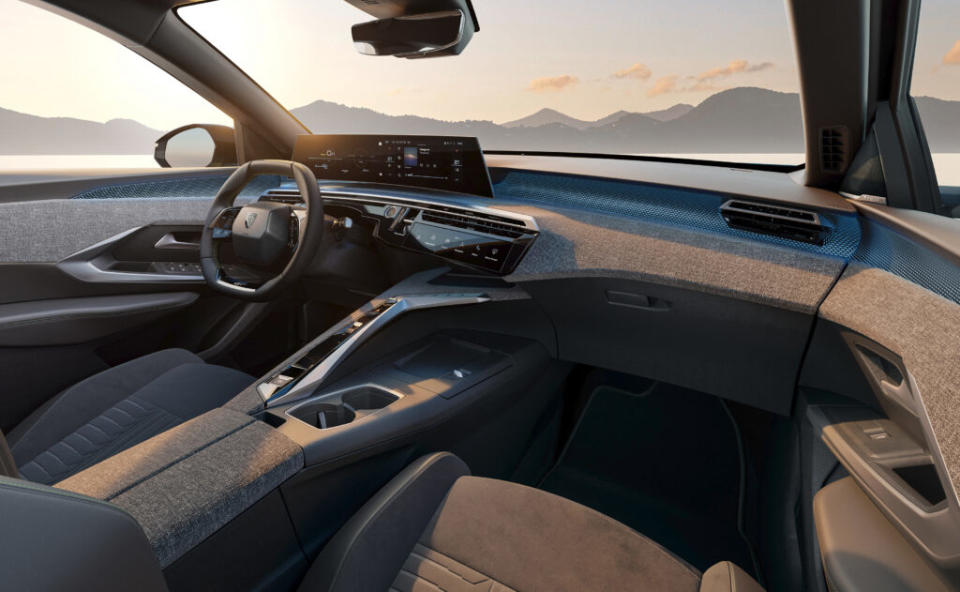 內裝部分最吸睛的就是包含駕駛儀表以及中央車機系統的21吋超寬螢幕設計。(圖片來源：Peugeot)