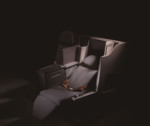 星宇航空商務艙側面座椅細節，沉穩大地色系讓人感到放鬆愜意。（圖／星宇航空提供）