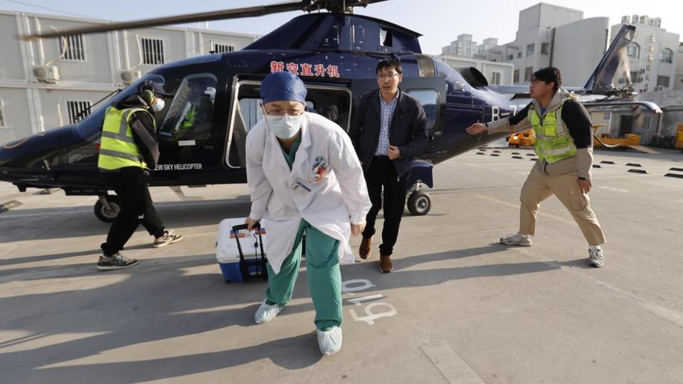 上海某醫院內醫護人員在從直升機上搬運器官至手術室（中新社圖片27/4/2023）