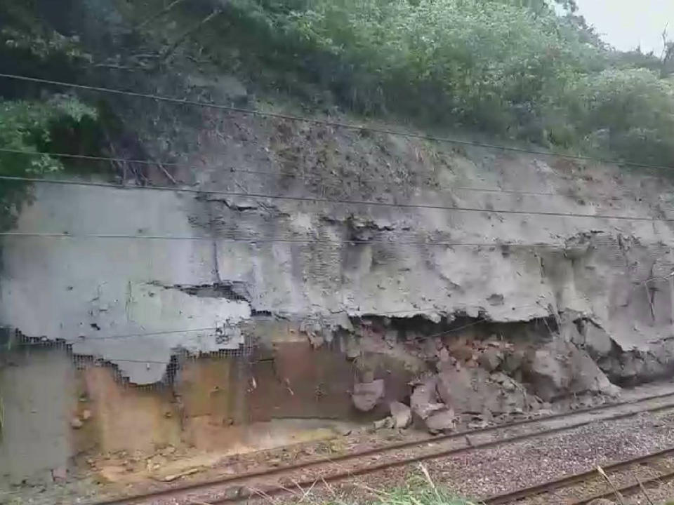 連日大雨及豪雨，台鐵猴硐至瑞芳間今天上午因邊坡滑落、電車線冒火花，路線再中斷，往返東部列車都有延誤。（台鐵提供）