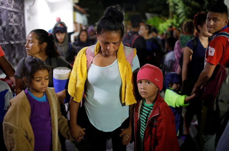 Large migrant caravan prepares to enter Mexico from Guatemala