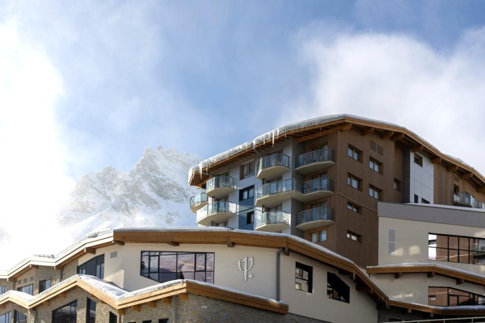 The resort, located at the foot of the slopes, has direct access to a wide variety of winter sports (Club Med)