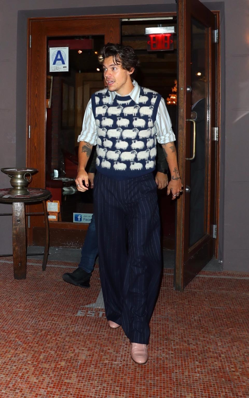 <p>Avec son groupe, il faisait hurler les jeunes filles dans des salles pleines à craquer. Aujourd’hui, c’est en solo qu’Harry Styles surfe sur la vague du succès. Fini les looks de collégien timide, <a href="https://www.elle.fr/Mode/La-mode-des-stars/Harry-Styles-looks" rel="nofollow noopener" target="_blank" data-ylk="slk:le jeune anglais s’impose comme le nouveau it-boy à suivre;elm:context_link;itc:0;sec:content-canvas" class="link ">le jeune anglais s’impose comme le nouveau it-boy à suivre</a>. Preuve en est, Alessandro Michele, le créateur de Gucci, en fait son égérie. Pourquoi on l’aime ? A vingt-cinq ans, l’interprète de « Lights Up » se joue de la mode avec brio. Pull à mouton identique à celui de Lady Diana, tutu rose dans la célèbre émission Saturday Night Fever, total look Gucci en hommage à la vague new wave des années 80, combinaison à paillettes sur scène… L’ancien petit-ami de Kendall Jenner prend son émancipation stylistique, bien loin des standards de la mode masculine. Harry n’a jamais aussi bien porté son nom !</p><br><br><a href="https://www.elle.fr/Mode/La-mode-des-stars/Ces-10-celebrites-vont-influencer-la-mode-en-2020#xtor=AL-541" rel="nofollow noopener" target="_blank" data-ylk="slk:Voir la suite des photos sur ELLE.fr;elm:context_link;itc:0;sec:content-canvas" class="link ">Voir la suite des photos sur ELLE.fr</a><br><h3> A lire aussi </h3><ul><li><a href="https://www.elle.fr/Mode/La-mode-des-stars/Harry-Styles-looks#xtor=AL-541" rel="nofollow noopener" target="_blank" data-ylk="slk:Harry Styles : l'icône de mode à suivre en 2020 ?;elm:context_link;itc:0;sec:content-canvas" class="link ">Harry Styles : l'icône de mode à suivre en 2020 ?</a></li><li><a href="https://www.elle.fr/Mode/Les-news-mode/Bonnes-resolutions-mode-3021995#xtor=AL-541" rel="nofollow noopener" target="_blank" data-ylk="slk:Mode : les bonnes résolutions à prendre pour 2020;elm:context_link;itc:0;sec:content-canvas" class="link ">Mode : les bonnes résolutions à prendre pour 2020</a></li><li><a href="https://www.elle.fr/Mode/Les-news-mode/Les-10-moments-forts-qui-ont-faconne-la-mode-en-2019#xtor=AL-541" rel="nofollow noopener" target="_blank" data-ylk="slk:Les 10 moments forts qui ont façonné la mode en 2019;elm:context_link;itc:0;sec:content-canvas" class="link ">Les 10 moments forts qui ont façonné la mode en 2019</a></li><li><a href="https://www.elle.fr/Mode/La-mode-des-stars/Angele-ses-looks-qui-prouvent-qu-elle-est-au-top#xtor=AL-541" rel="nofollow noopener" target="_blank" data-ylk="slk:Angèle : ses looks qui prouvent qu'elle est au top;elm:context_link;itc:0;sec:content-canvas" class="link ">Angèle : ses looks qui prouvent qu'elle est au top</a></li><li><a href="https://www.elle.fr/Astro/Horoscope/Quotidien#xtor=AL-541" rel="nofollow noopener" target="_blank" data-ylk="slk:Consultez votre horoscope sur ELLE;elm:context_link;itc:0;sec:content-canvas" class="link ">Consultez votre horoscope sur ELLE</a></li></ul>