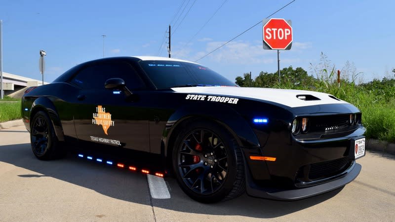 2021年警方追捕非法競速車手並扣押他的Challenger SRT Hellcat，最後這輛車變成警車。