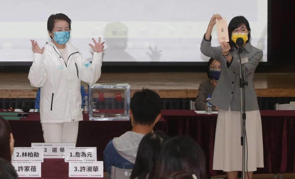 台北市選委會21日舉行市長候選人抽籤，無黨籍候選人黃珊珊（後左）抽到8號。（趙雙傑攝）