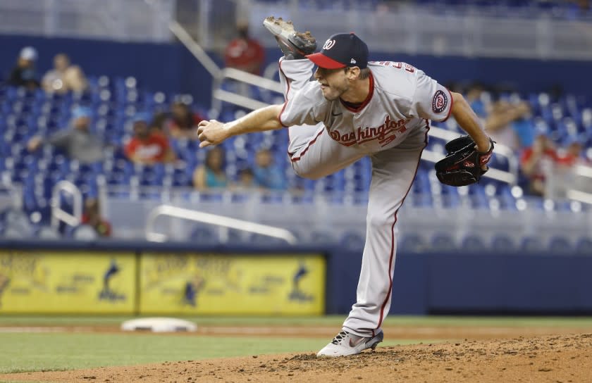 Max Scherzer de los Nacionales de Washington lanza ante los Marlins de Miami, el domingo 27 de junio de 2021. (AP Foto/Rhona Wise)