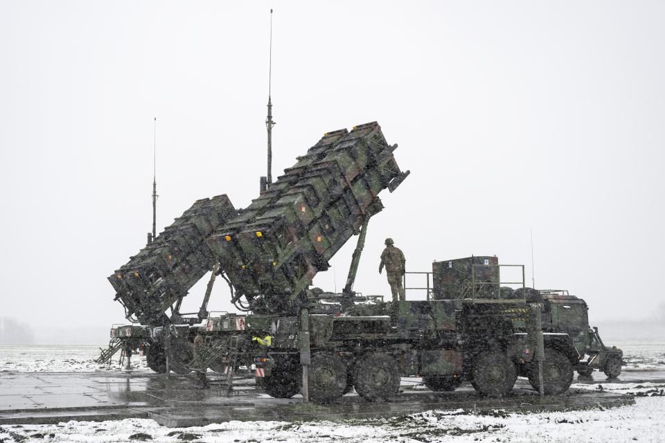 Soldaten der Bundeswehr stehen auf einem Anhänger mit Abschussrampen für Lenkflugkörper des Patriot-Luftabwehrsystems auf einem schneebedeckten Feld im Südosten Polens (Bild: Sebastian Kahnert/dpa)