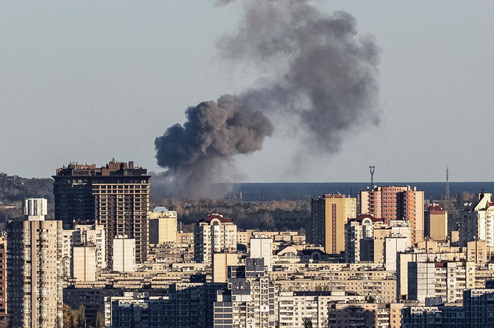 Auch auf die ukrainische Hauptstadt Kiew gingen am Montag wieder russische Raketen nieder. (Bild: Reuters)