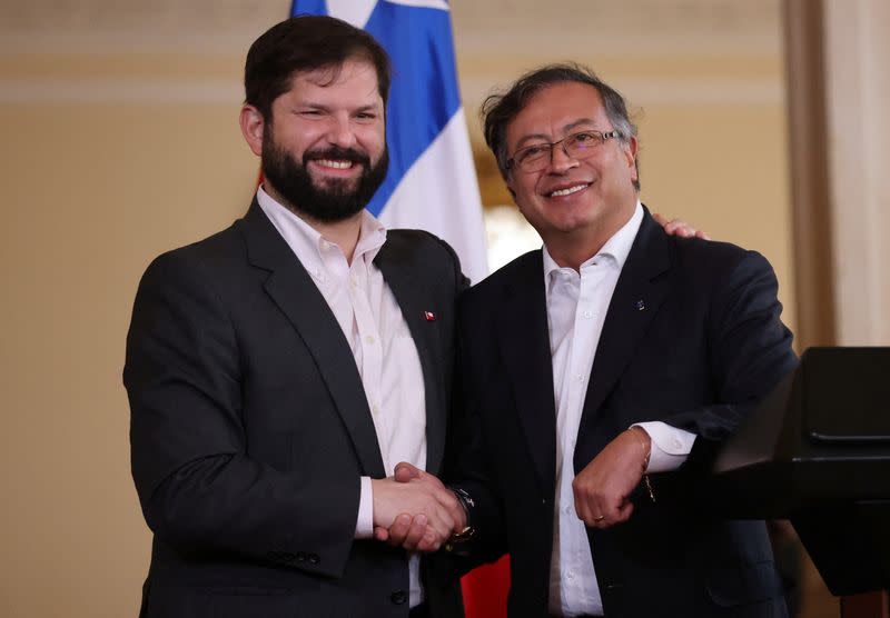 El presidente de Colombia, Gustavo Petro, estrecha la mano de su homólogo de Chile, Gabriel Boric, después de una reunión bilateral en la Casa de Narino, en Bogotá