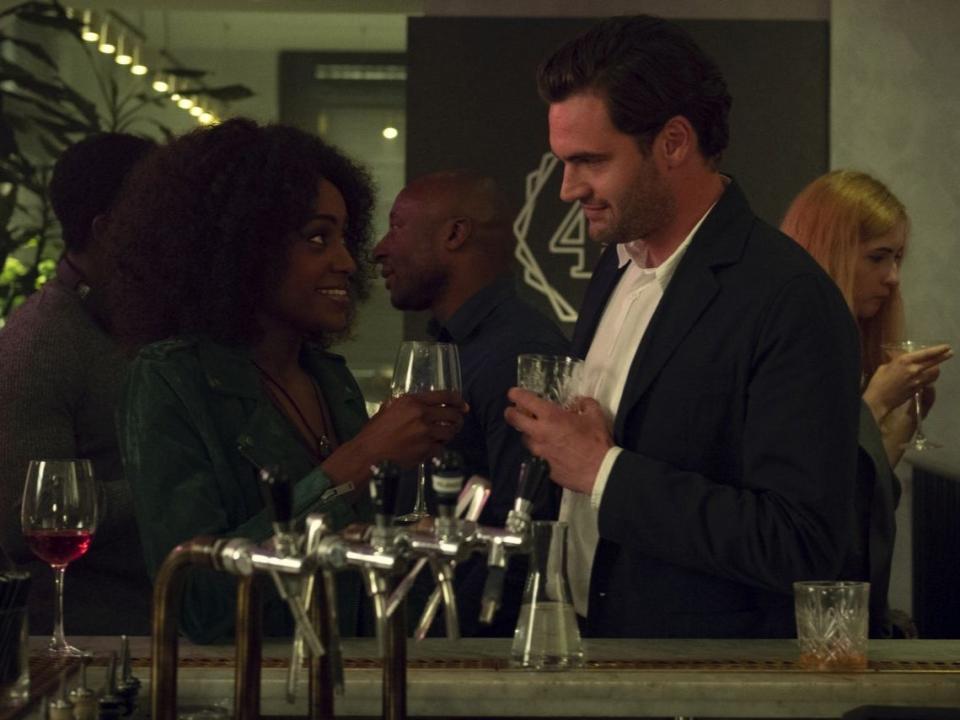 Characters Louise and David meet in a bar in the first episode of Behind Her Eyes (Netflix)