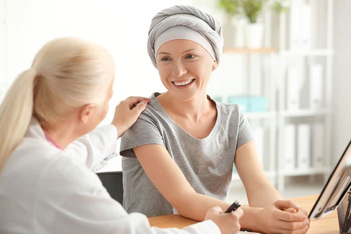 mujer con cáncer en una consulta