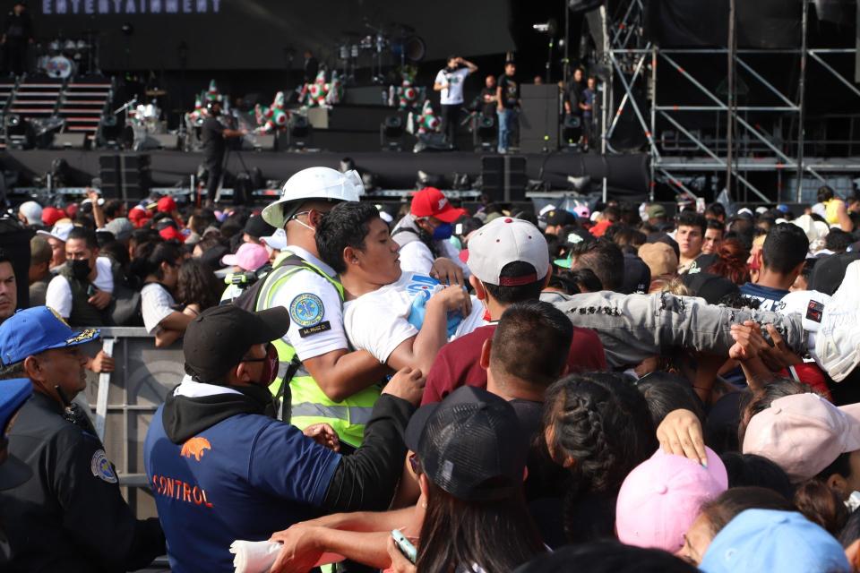 CIUDAD DE MÃ‰XICO, 25SEPTIENBRE2022. Asistentes al concierto de la agrupaciÃ³n de mÃºsica Grupo Firme son sacados de entre la multitud por la saturaciÃ³n de espectadores  en la plancha del zÃ³calo capitalino. FOTO: EDGAR NEGRETE/CUARTOSCURO.COM