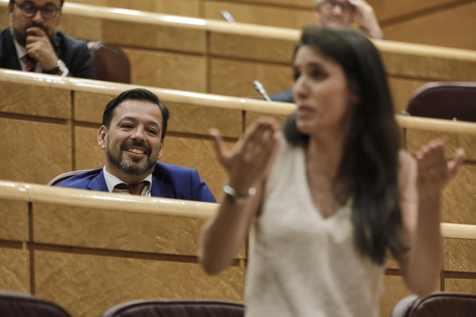 David Erguido sonríe irónicamente durante una intervención de la ministra de Igualdad, Irene Montero, en la Cámara Alta. Getty Images