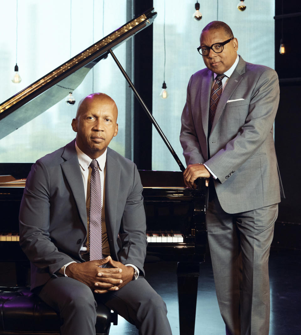 El jazzista galardonado con el Pulitzer Wynton Marsalis, derecha, y Bryan Stevenson, pianista y fundador de Equal Justice Initiative posan para un retrato el jueves 13 de junio de 2024, en Nueva York. (Foto AP/Andres Kudacki)