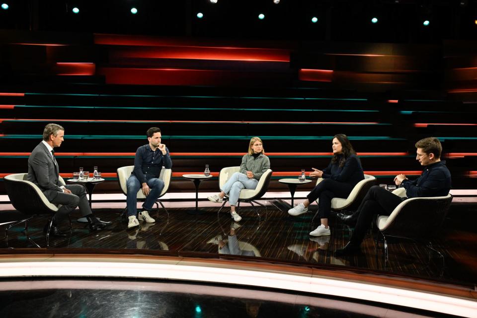 Markus Lanz (links) diskutierte mit dem politischen Nachwuchs, von links: Johannes Winkel, Svenja Appuhn, Franziska Brandmann und Philipp Türmer. (Bild: ZDF / Markus Hertich)