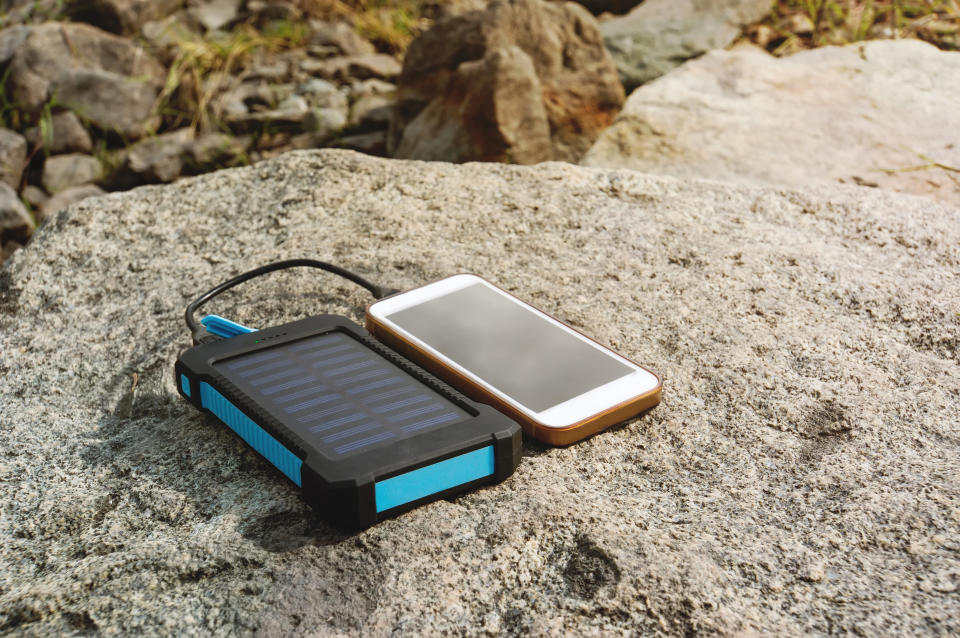 Utiliza un cargador solar para tu teléfono móvil y otros dispositivos recargables que tengas en casa. (Foto: Getty Images).