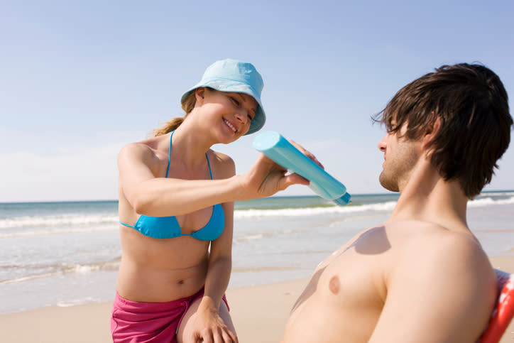 La salud es de a dos: ayuda a tu pareja a detectar el cáncer de piel. - Foto: Tuned_In/Getty Images