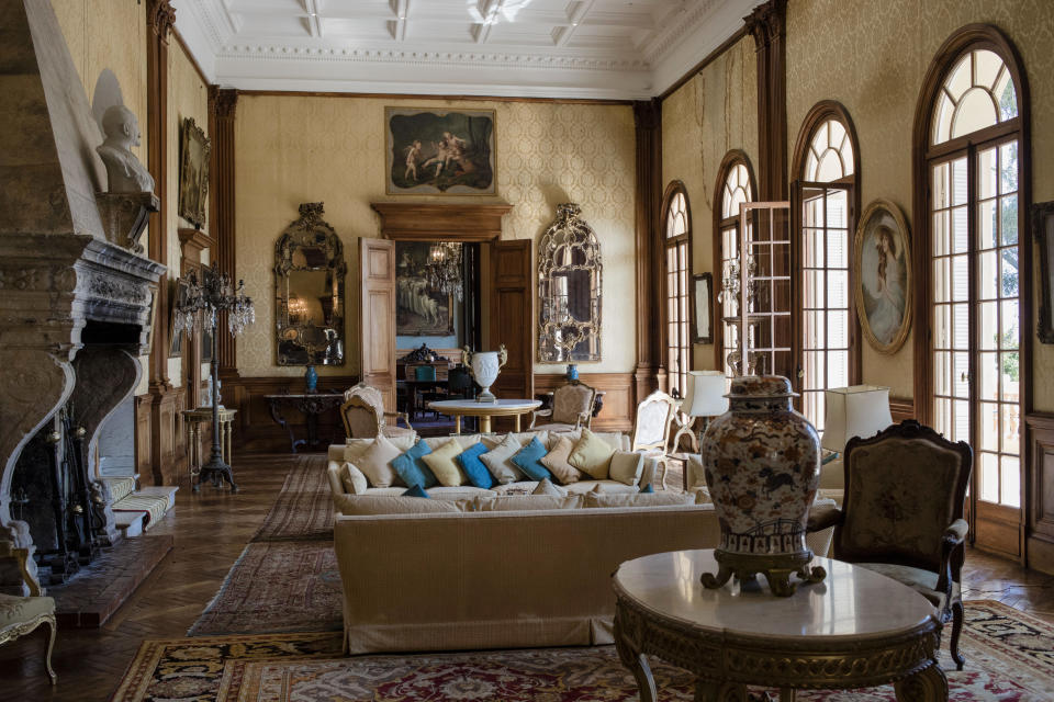 <p>Kissen zieren die Sofas eines der Wohnzimmer der Villa, die 1830 errichtet und 1850 vom Bürgermeister von Villefranche-sur-Mer gekauft und als Olivenfarm genutzt wurde. </p>