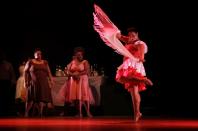 Los integrantes de "Danza Voluminosa", durante el montaje del año anterior llamado "Freddy, una mujer que canta", basado en la vida y obra de la fallecida cantante Fredesvinda García. AP Photo/Javier Galeano