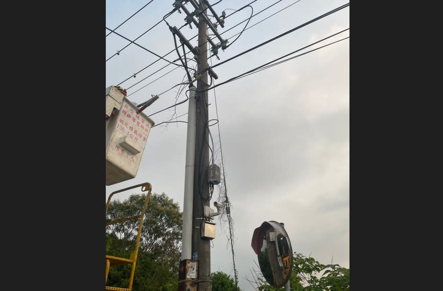 新竹市香山區26日傍晚發生一支電線桿起火事故，台電人員表示，現場因遭鼠害，引發變電所饋線跳脫，導致玄奘路、元培街、東香路2段一帶約1300戶停電，預計晚間9時前可完成搶修、復電。（圖／台電新竹區營業處提供）