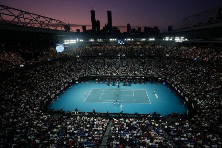 foto de archivo del 2 de febrero de 2020, el serbio Novak Djokovic, a la derecha, juega contra el austriaco Dominic Thiem en el Rod Laver Arena en la final masculina individual en el campeonato de tenis del Abierto de Australia en Melbourne, Australia