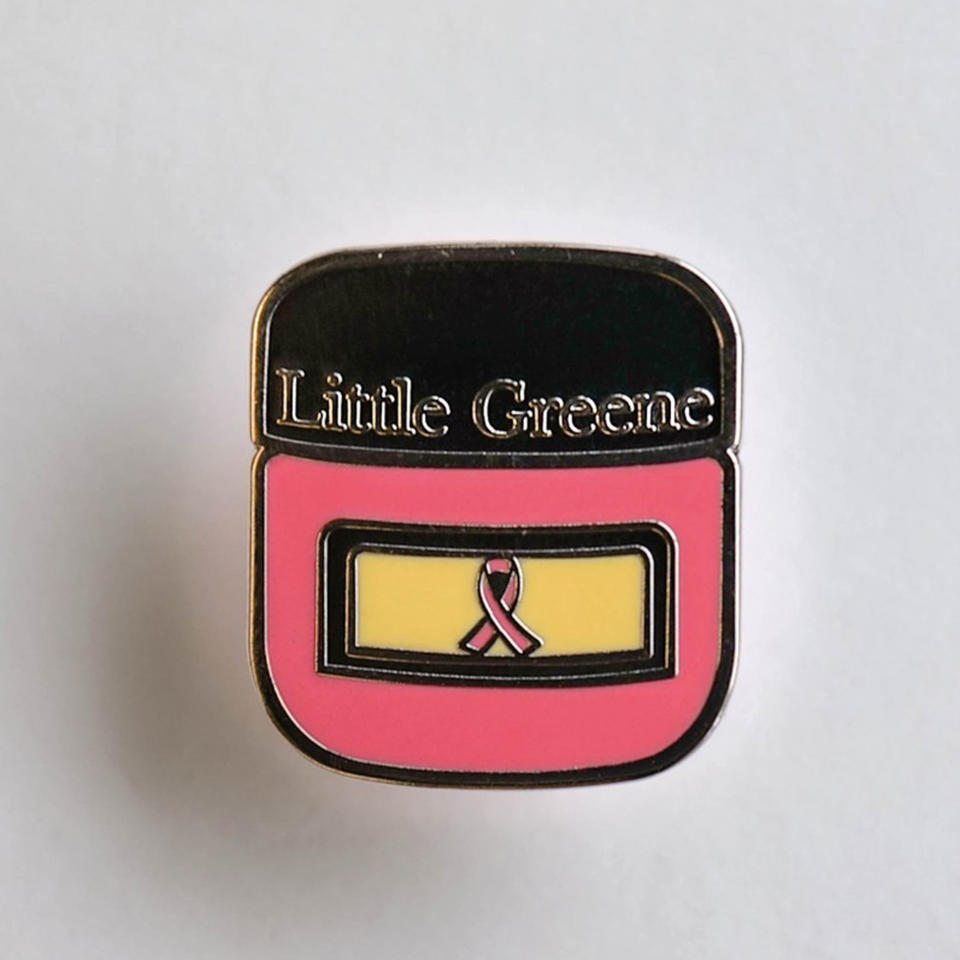 <p>Little Greene met en vente un badge dont tous les bénéfices iront à l’association RoseUp. De plus, la marque reverse aussi une partie du produit de la vente réalisée en octobre, sur les pots de peinture, les pinceaux et rouleaux de papier peint.</p><br><a href="https://www.littlegreene.fr/bca-pin-badge" rel="nofollow noopener" target="_blank" data-ylk="slk:Acheter;elm:context_link;itc:0;sec:content-canvas" class="link ">Acheter</a><br><a href="https://www.elle.fr/Deco/News-tendances/Octobre-rose-des-initiatives-deco-pour-soutenir-la-lutte#xtor=AL-541" rel="nofollow noopener" target="_blank" data-ylk="slk:Voir la suite des photos sur ELLE.fr;elm:context_link;itc:0;sec:content-canvas" class="link ">Voir la suite des photos sur ELLE.fr</a><br><h3> A lire aussi </h3><ul><li><a href="https://www.elle.fr/Societe/News/Des-mamelons-sur-mesure-pour-les-femmes-touchees-par-le-cancer-du-sein-4134635#xtor=AL-541" rel="nofollow noopener" target="_blank" data-ylk="slk:Des mamelons sur mesure pour les femmes touchées par le cancer du sein;elm:context_link;itc:0;sec:content-canvas" class="link ">Des mamelons sur mesure pour les femmes touchées par le cancer du sein</a></li><li><a href="https://www.elle.fr/Societe/News/Cancer-du-sein-quels-sont-les-premiers-symptomes-qui-doivent-vous-inquieter-4116904#xtor=AL-541" rel="nofollow noopener" target="_blank" data-ylk="slk:Cancer du sein : quels sont les premiers symptômes qui doivent vous inquiéter ?;elm:context_link;itc:0;sec:content-canvas" class="link ">Cancer du sein : quels sont les premiers symptômes qui doivent vous inquiéter ? </a></li><li><a href="https://www.elle.fr/Societe/News/Carla-Bruni-revele-son-combat-contre-le-cancer-du-sein-4172634#xtor=AL-541" rel="nofollow noopener" target="_blank" data-ylk="slk:Carla Bruni révèle son combat contre le cancer du sein;elm:context_link;itc:0;sec:content-canvas" class="link ">Carla Bruni révèle son combat contre le cancer du sein </a></li><li><a href="https://www.elle.fr/Societe/News/Cancer-du-sein-Je-suis-convaincue-de-l-importance-d-echanger-avec-des-femmes-qui-comprennent-ce-que-l-on-est-en-train-de-vivre-3884605#xtor=AL-541" rel="nofollow noopener" target="_blank" data-ylk="slk:Cancer du sein : « Je suis convaincue de l’importance d’échanger avec des femmes qui comprennent ce que l’on est en train de vivre »;elm:context_link;itc:0;sec:content-canvas" class="link "> Cancer du sein : « Je suis convaincue de l’importance d’échanger avec des femmes qui comprennent ce que l’on est en train de vivre »</a></li><li><a href="https://www.elle.fr/Astro/Horoscope/Quotidien#xtor=AL-541" rel="nofollow noopener" target="_blank" data-ylk="slk:Consultez votre horoscope sur ELLE;elm:context_link;itc:0;sec:content-canvas" class="link ">Consultez votre horoscope sur ELLE</a></li></ul>