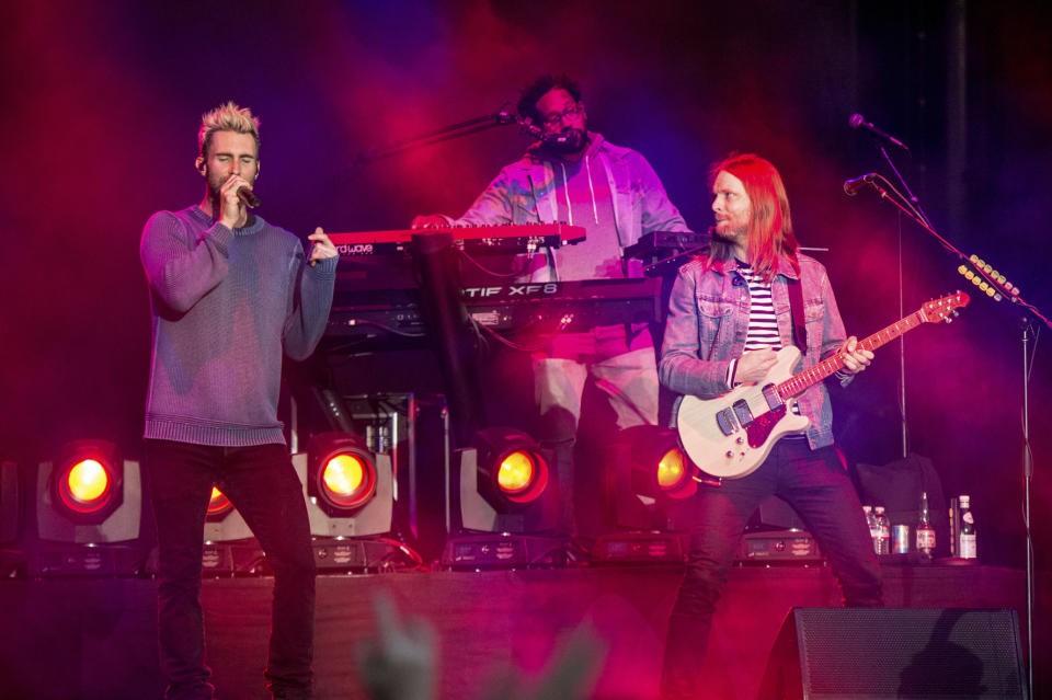 En esta foto del 26 de mayo del 2017, de izquierda a derecha, Adam Levine, PJ Morton y James Valentine, de Maroon 5, tocan en el Festival de Música BottleRock en Napa, California. (Foto por Amy Harris/Invision/AP, Archivo)