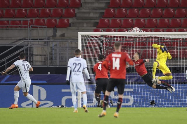 Olivier Giroud, left, scores his side’s winner 