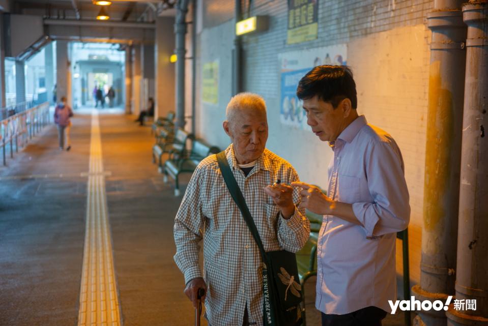 陳琬琛帶著記者在邨內走一圈，幾乎每分鐘也有街坊與他打招呼及交談。