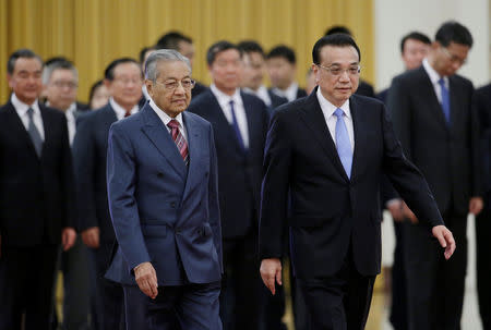 Malaysian Prime Minister Mahathir Mohamad (L) and China's Premier Li Keqiang attend a welcome ceremony at the Great Hall of the People in Beijing, China August 20, 2018. REUTERS/Jason Lee