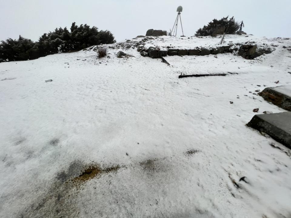 玉山今日清晨再度下雪，氣象專家吳德榮表示，明日清晨前3200公尺以上的高山仍有機會降雪。   圖：中央氣象局／提供