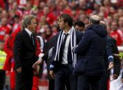 Porto's coach Julian Lopetegui (C) argues with Benfica's coach Jorge Jesus (L) during their Portuguese Premier League soccer match against Benfica at Luz stadium in Lisbon April 26, 2015. REUTERS/Hugo Correia