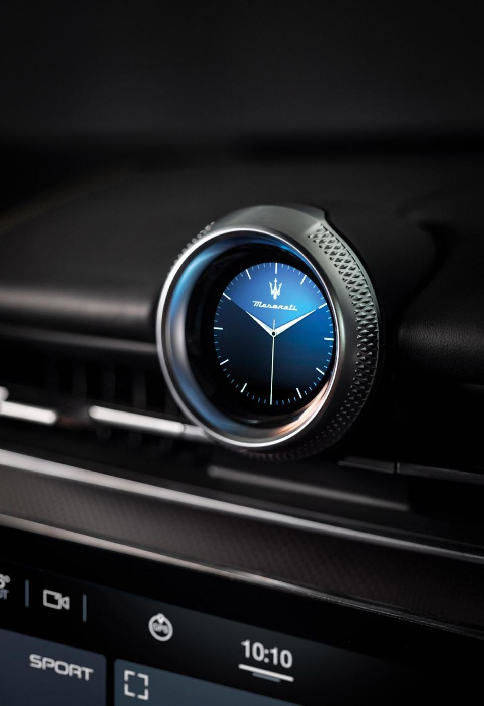 全新Grecale巧妙運用天然皮革、碳纖維、木材等料件與獨特色彩搭配所譜出的和諧義式氛圍為基底，結合由12.3吋馬鞍型數位儀錶、12.3吋及8.8吋雙螢幕中央控制面板、Maserati智能時鐘所構成的四大數位化顯示區域，帶來更加豐富多變的行車資訊與直覺便利的使用體驗。
