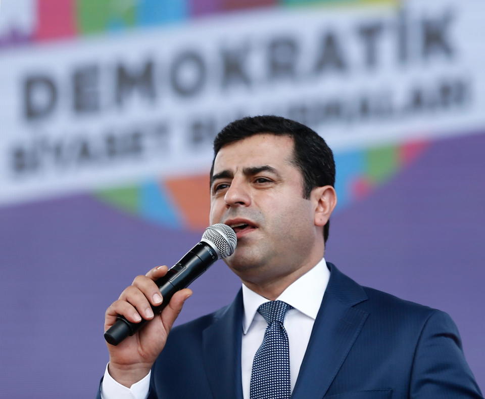 Der prokurdische Politiker und Präsidentenkandidat Selahattin Demirtas bei der diesjährigen Wahl in der Türkei sitzt seit November 2016 wegen Terrorvorwürfen in Untersuchungshaft. (Bild: Sedat Suna/EPA/dpa)