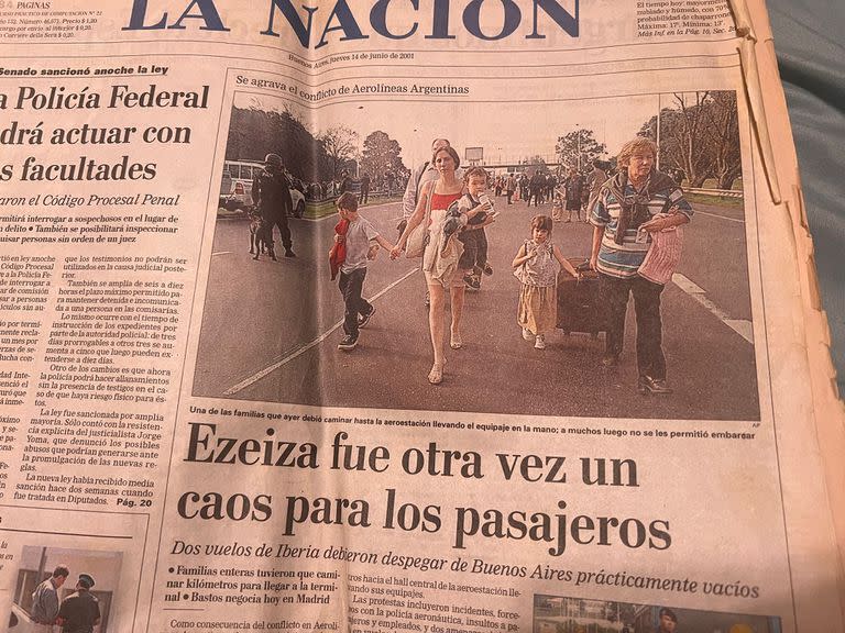 Los tucumanos conservan la tapa de LA NACION donde aparecía Maite con sus hijos en 2001.