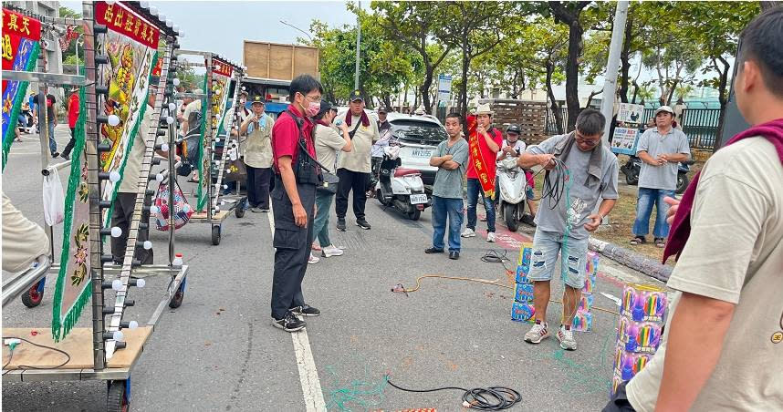 高雄旗津廣濟宮昨日舉行遶境活動，沿途炮仗占據車道阻礙交通，警消出面勸導，也對交通違規開出罰單。（圖／警方提供）