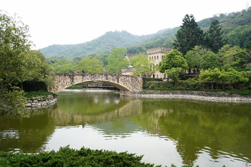 園區內還有拱橋、瀑布、木屋等造景，點上一份套餐搭配著紅酒享受著濃濃的異國氛圍