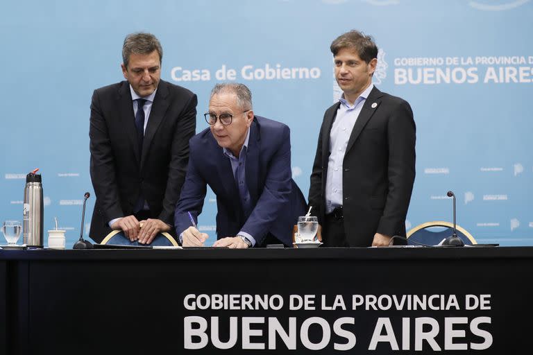 Sergio Massa con Axel Kicillof y Alberto Descalzo, intendente de Ituzaingó.