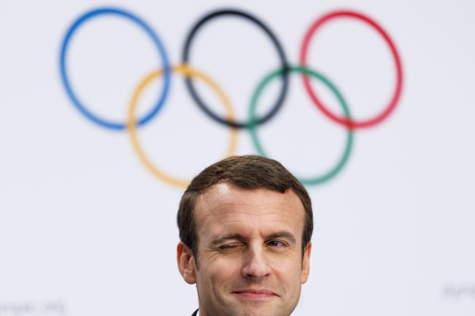 <p>Frankreichs Präsident Emmanuel Macron zwinkert bei einer Pressekonferenz den Fotografen zu. Das Internationale Olympische Komitee hat soeben die Pläne Macrons zur Pariser Bewerbung als Austragungsort der Olympischen Spiele 2024 zur Kenntnis genommen. (Bild: Jean-Christophe Bott/Keystone via AP) </p>