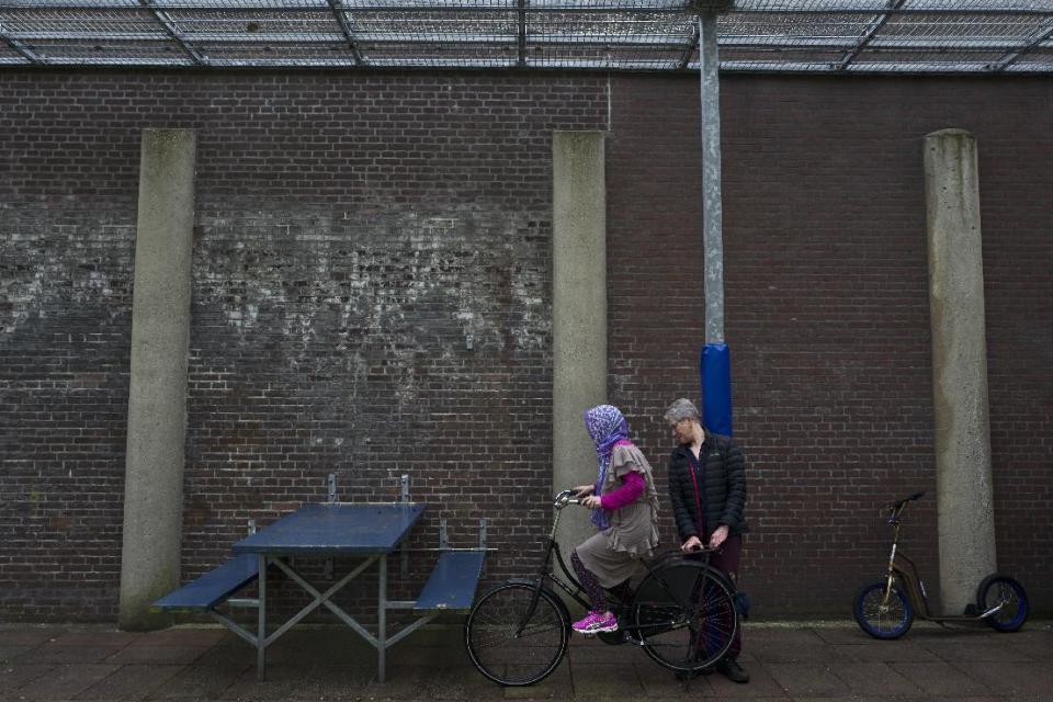 Un voluntario holandés enseña a una inmigrante afgana a montar bicicleta. Foto: Muhammed Muheisen / AP